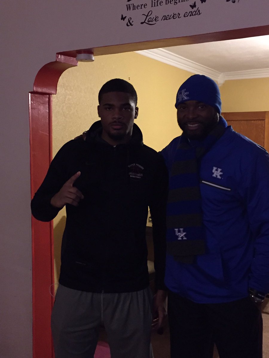 UK's highest-ranked commit, WR Javonte Richardson (@Jigg_Starter) with LT last night.