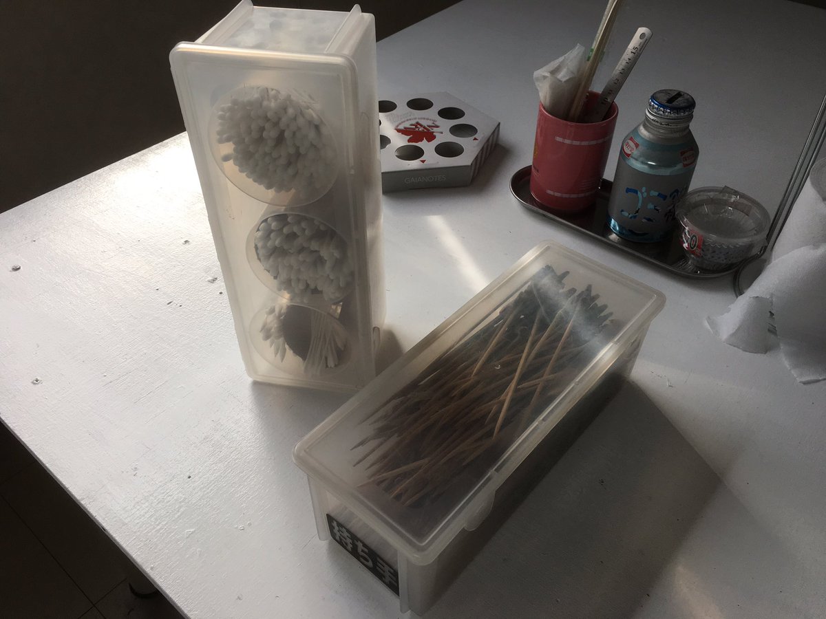 モケイセイサクスタヂオ 仮名 百均の 割り箸入れ が サイズ的に何かと収納 に便利でよく使ってます 綿棒も蓋外してケースごとそのまま収納でホコリよけにも 注意 ダ ソーで売ってる同型ケースは肉厚が薄いのか ヘコヘコでコシが無く掴むように持つ