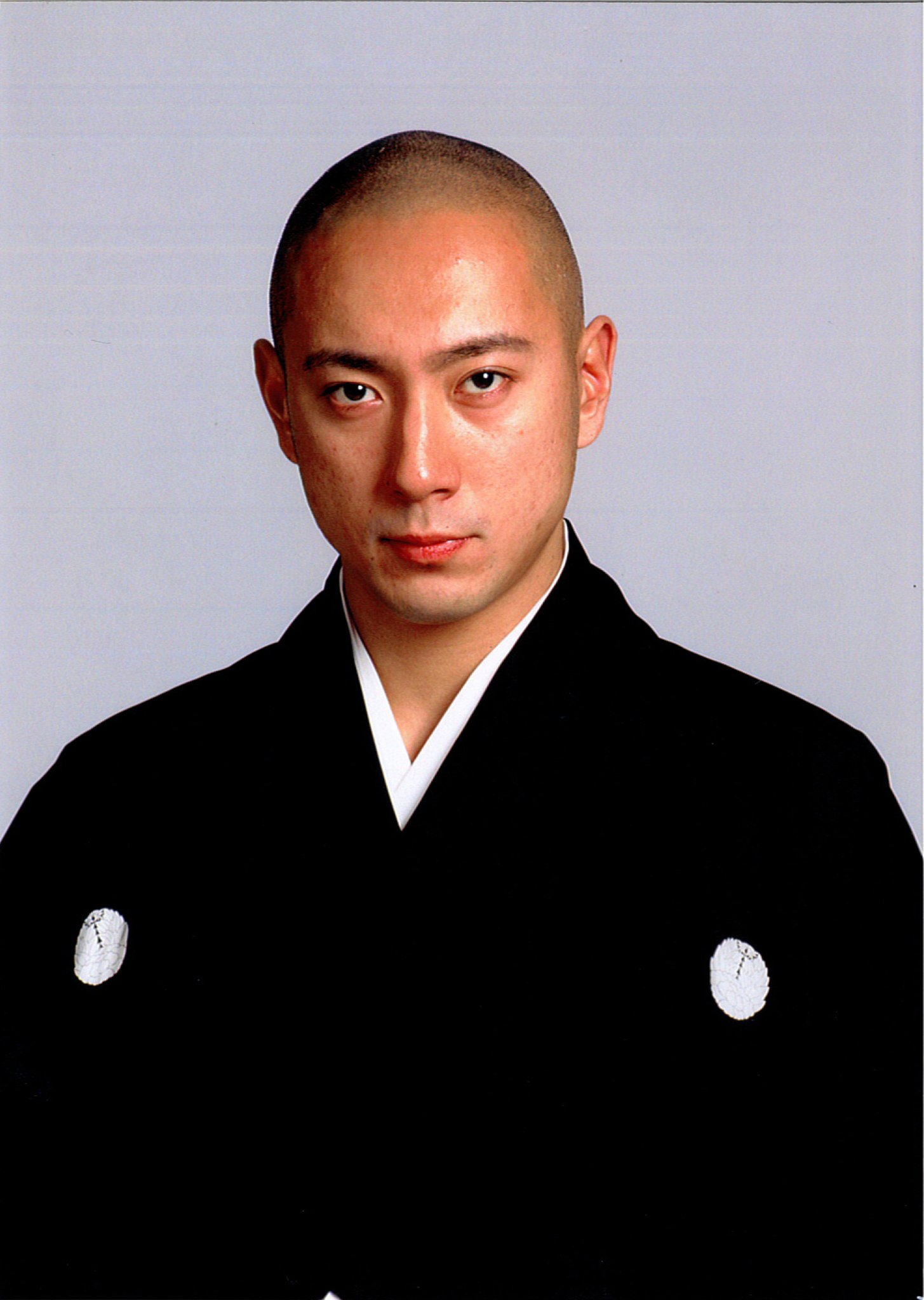 映画 無限の住人 公式 Twitterissa 閑馬永空役は 市川海老蔵 さん 坊主頭ではなく 原作キャラクター同様の長髪姿を披露 劇中で私 髪の毛長いんですが 撮影しばらくしたら あのロン毛の髪の毛の木村さんから 海老蔵ロン毛もいけんじゃん と褒めてもらっ