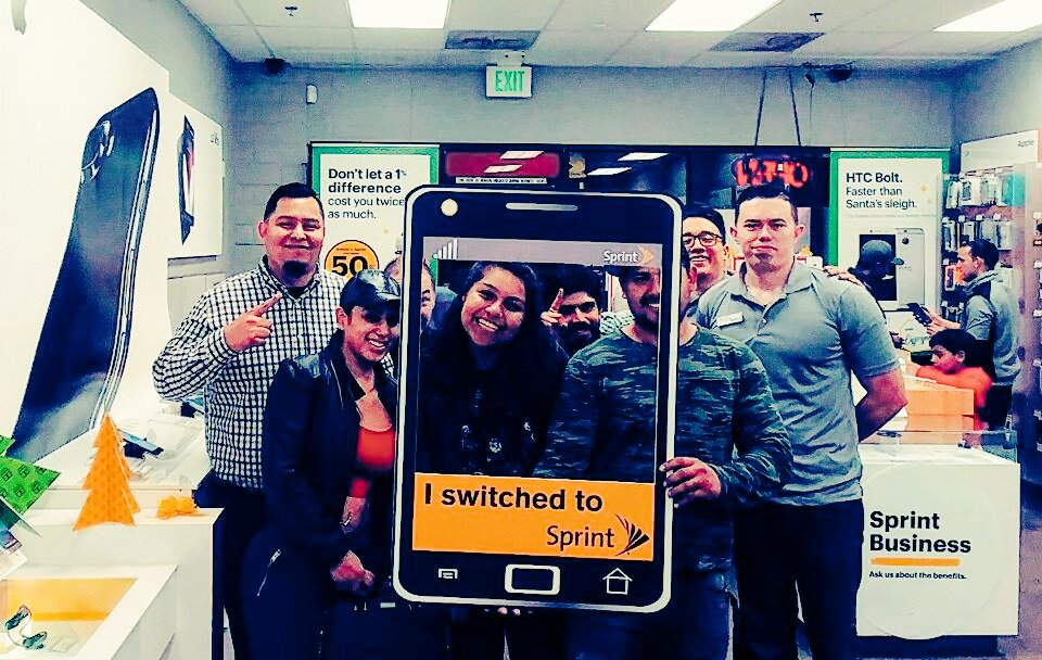 Tmoeveryday's tweet photo. DES visits &amp; photobombing w/ George H  @PLD_WL @DEVINPOLK3 = gr8 success @MichaelDuncanLA @MRG_WLSprint @BigBad_Ino @tdrugatz @kkwestisbest https://t.co/q9pwaJjDkf
