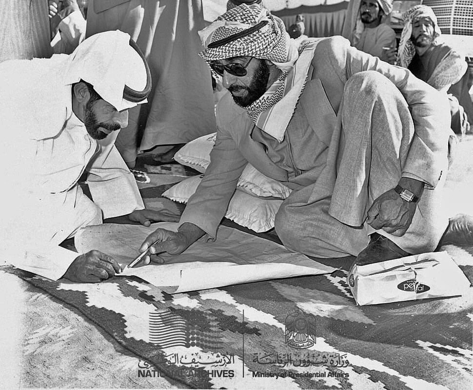 aletihadae's tweet photo. الشيخ زايد بن سلطان آل نهيان طيب الله ثراه،بجولة تفقدية في منطقتي غياثي والسلع 27ديسمبر1978
#أبوظبي
@UAEArchives 
@OurAbuDhabi
@AbuDhabiDMAT https://t.co/y5BfZkkXtW