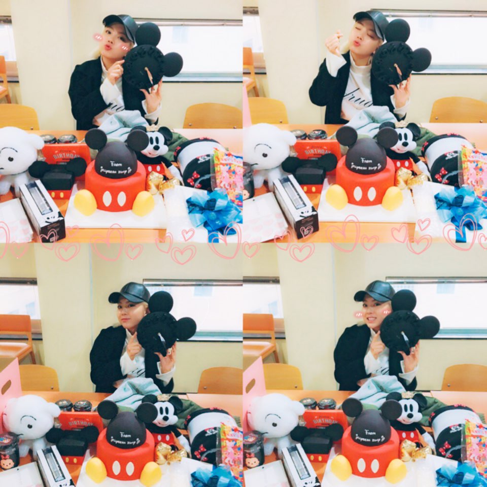 polaris_lc's tweet photo. [ #주니 ]
❤️❤️레블리❤️❤️
이렇게 미키마우스 많아보긴 처음!!>< 꺅~~ 취향 저격!!!!
너무너무 감동의 쓰나미가... 고마워요 레블리ㅠㅠ 행복한 생일 보내게 해주셔서 진짜 감사합니다 여러분 : ) 💕
사랑해요~❤️💋 알럽 레코 알럽 레블리 https://t.co/zawJp1YEqU