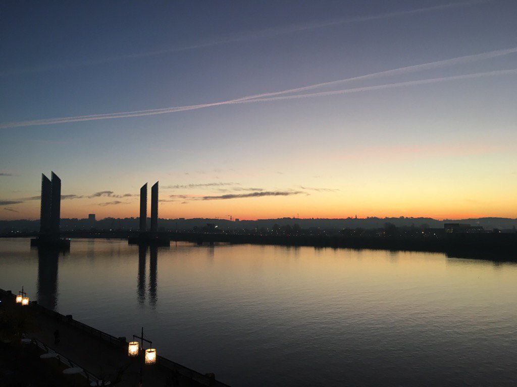 Le soleil se lève sur Bordeaux Quai des marques
