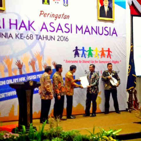 1.Mewakili Bup <a href="/pakjunaedi/">Junaedi</a> , Wabup <a href="/martono02/">Martono</a> menerima penghargaan sbgai slh satu Kab/Kota peduli HAM di Gedung Negara Grahadi Surabaya