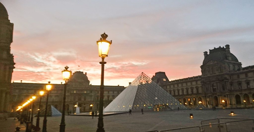 HOTELVERNEUIL's tweet photo. Wake up #Paris ! This city is even more #beautiful in #winter ! Impressive sky #colors ! https://t.co/rj9z2Yy7WP