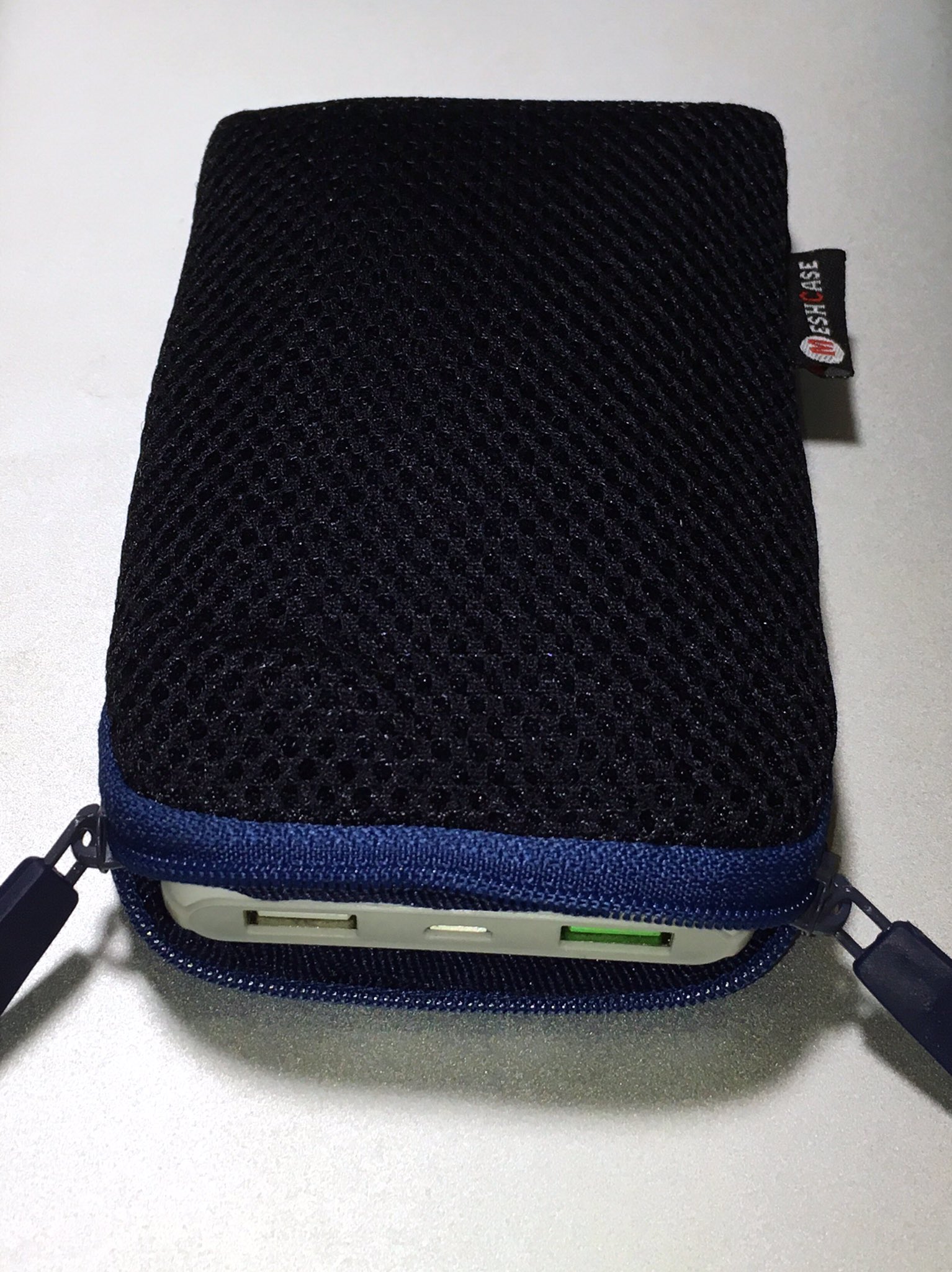 Roadwalkerhawk Tessinのモバイルバッテリー用に ダイソーでスマホ用クッションケース 買ってみたけど 持ち運びにはいいんだけど 少し余裕があって クッションだけに厚みもあるんで 重ね持ちには大きい 薄手 ほぼピッタリサイズがいいなぁ T