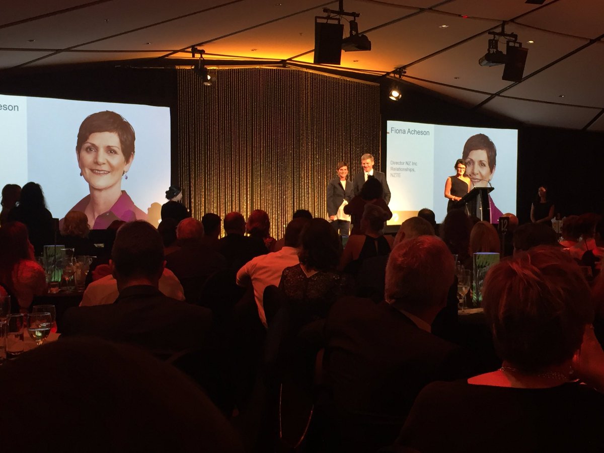 Great to have @honbillenglish presenting Certificates to #BreakthroughLeaders @NZGlobalWomen