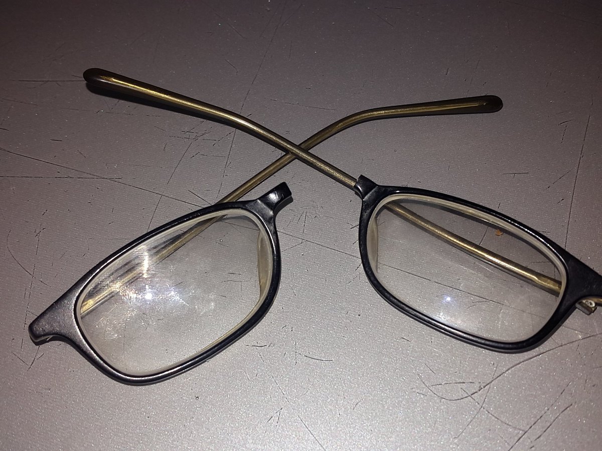 Of je bril breekt doormidden omdat de er op gaat zitten #sukkel