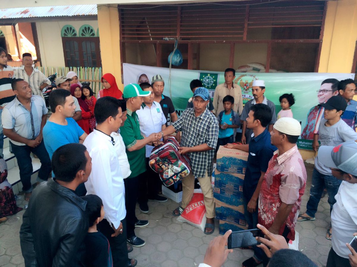 Bantuan utk korban #gempapidiejaya lgsg diserahkan oleh Ketua <a href="/DPWPKBAceh/">DPW PKB Aceh</a> pak Irmawan kpd korban gempa. Semoga berkah. <a href="/idafauziyah/">Ida Fauziyah</a> #PKBday