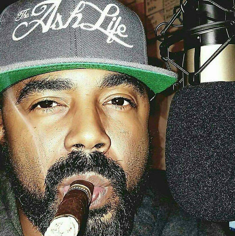 Living #TheASHLife™🍃🍂doing what I love #InternetRadio SGDGlive.com #TailGateSundays #VampireHour #jazz #housemusic #classicsoul