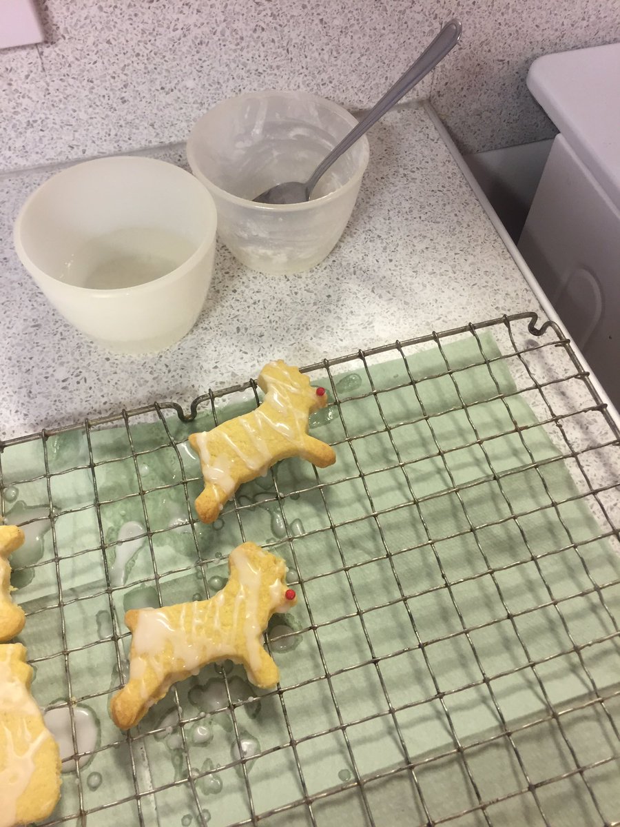 Health and Food Technology class are designing Christmas shortbread 🎄🎅🏽👌🏼 #cooking #baking #HFT @kirkcaldyhighschool