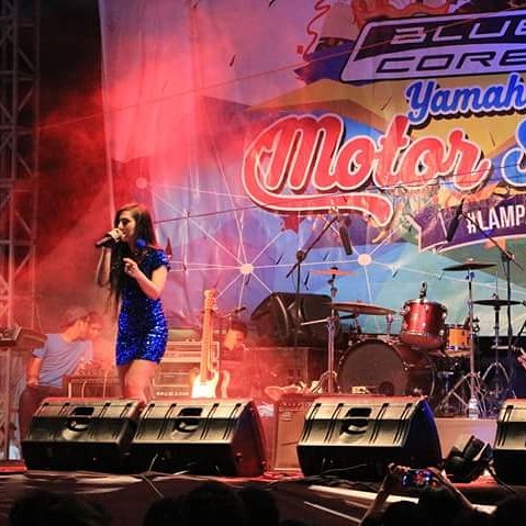 Sukses dngn lgu KANGEN @Bella_Nafa  Mengelurkan Single berikutnya Yg berjudul MAMAADUL  yg berda di bwh naungan label @TAPRO_278