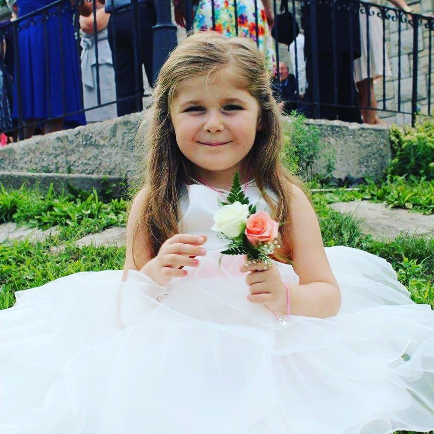 Debslater04's tweet photo. Khloe as our beautiful flower girl. @vanzwoldeboer @tarandeboer https://t.co/YJydZgddxK