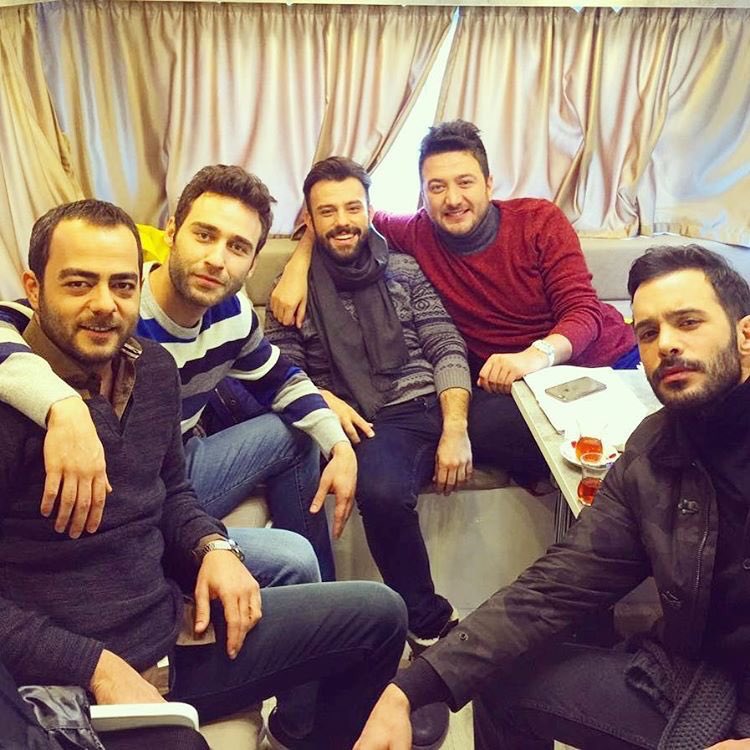 Kask_Defne's tweet photo. Ooo demek tüm beyler toplanmış ve bize haber verilmemiş 😒😟
Haydi kızlar baskına 😉😏✊✌👊
@Kask_SEDA @kask__neriman @Kask_Nihan 
#KiralıkAşk https://t.co/y3qlGhEbSJ