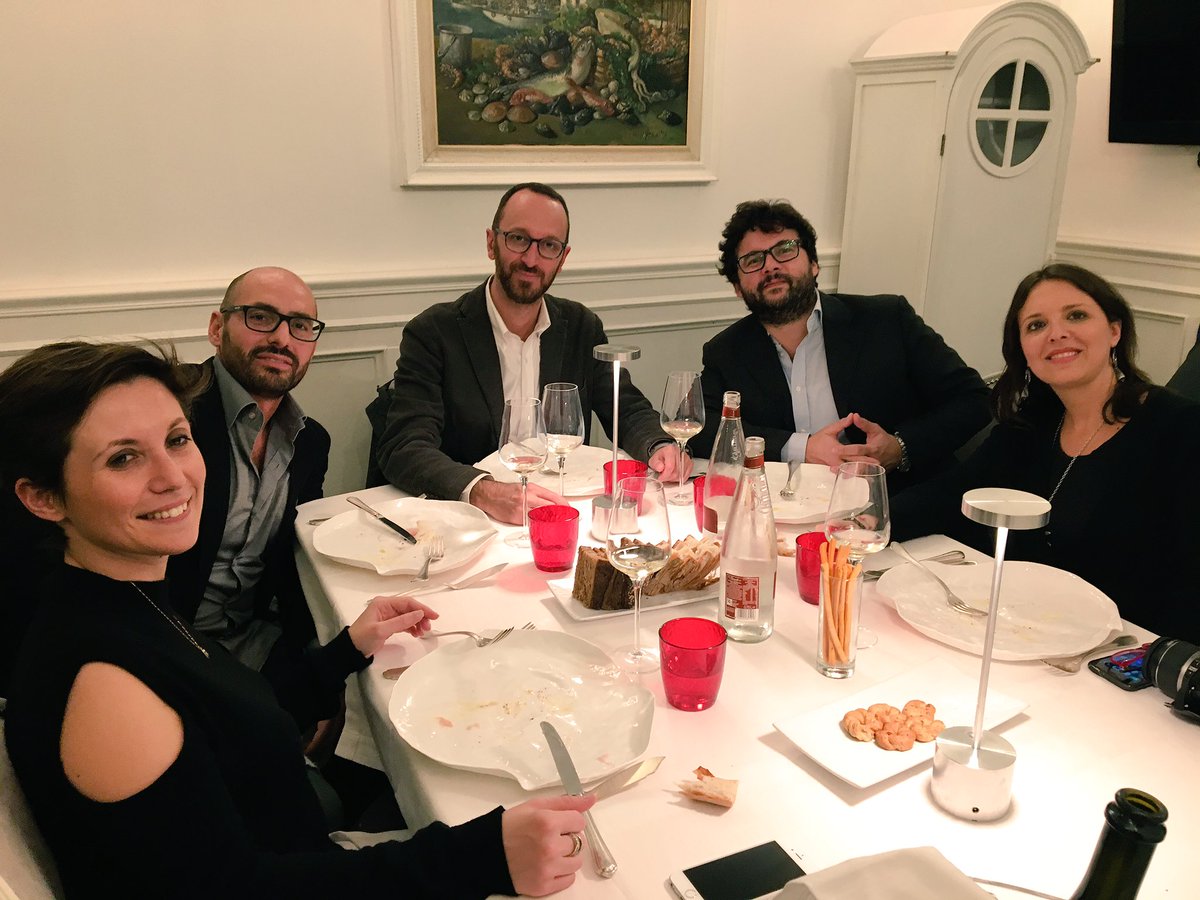 fdecesareviola's tweet photo. Bellissima serata da @ChinappiRoma (premio "Grande Promessa) per presentare la guida I Cento #Roma 2017 con il nostro Top @FrancescoApreda https://t.co/6vNJBnQKPR
