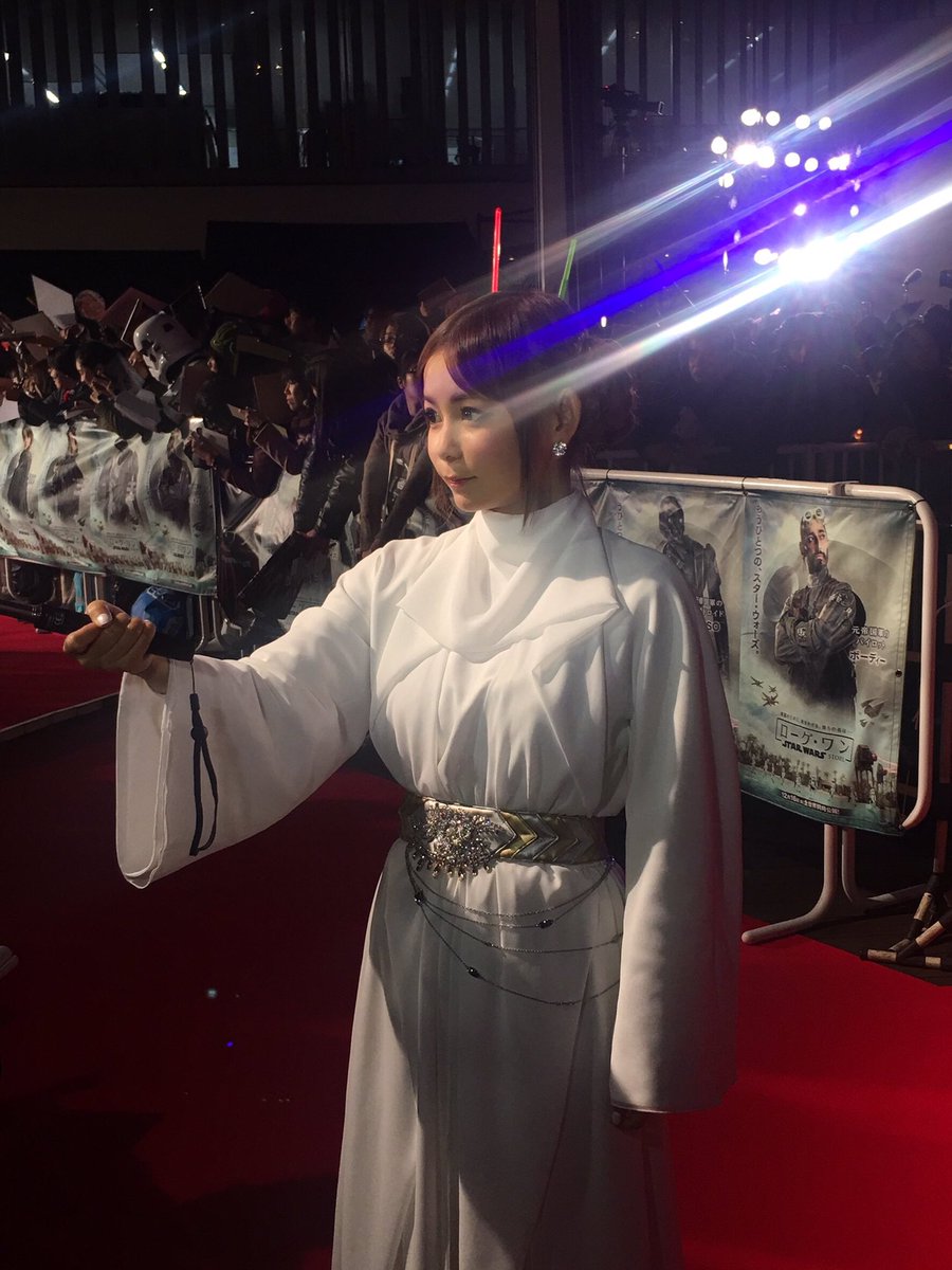 shoko55mmts's tweet photo. フォースと共にあらん事を

ローグワンのキャストの皆様、監督様に突撃インタビューさせていただきました‼️
監督様、次回作だしてあげるとおっしゃってたの聞き逃さなかった‼️フォースを信じたい‼️😺 https://t.co/q1OrB9UDpi