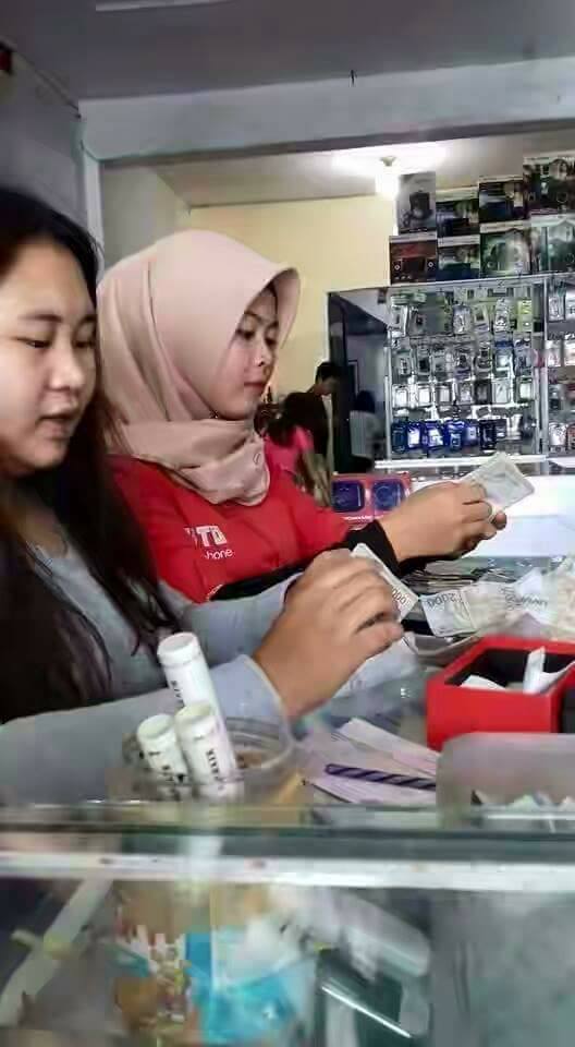Baroindra's tweet photo. Nemu cerita bapak yang nabung recehan buat beliin HP anaknya, semoga anaknya kalau udah sukses gak lupa perjuangan bapaknya :) https://t.co/ITk3Izzh20
