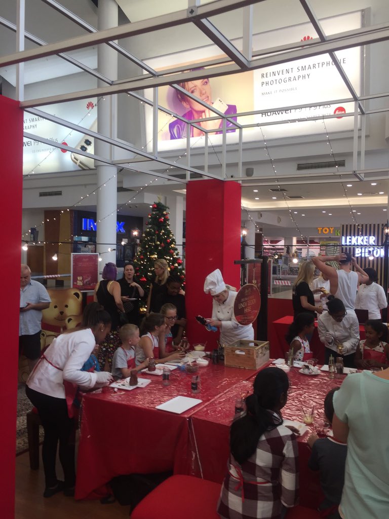 ECHO_Events's tweet image. #LindtWonderland happening at Gateway Mall DBN 8-11 Dec. awesome fun for the kids @LindtSA