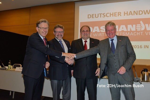"Einigkeit macht uns stark" – So dankt ZDH-Präsident #Wollseifer nach
seiner Wiederwahl dem #handwerkstag2016 bit.ly/2h0c709