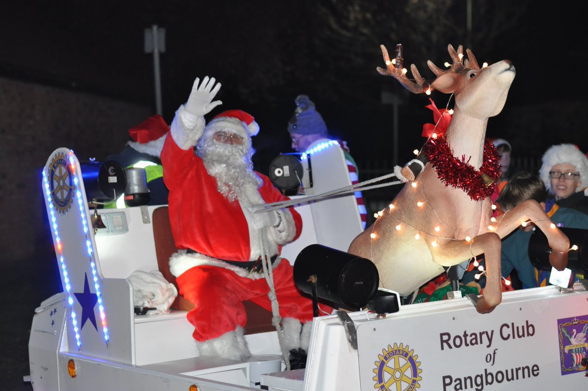 PangbourneRot's tweet photo. #Santa in Pangbourne @GarlandsO1 Christmas Shopping 9/12/16 6.00pm - 8.00pm @neville_turner @rosewaterbakery @MiahsRdg https://t.co/kOSu7BTrI5
