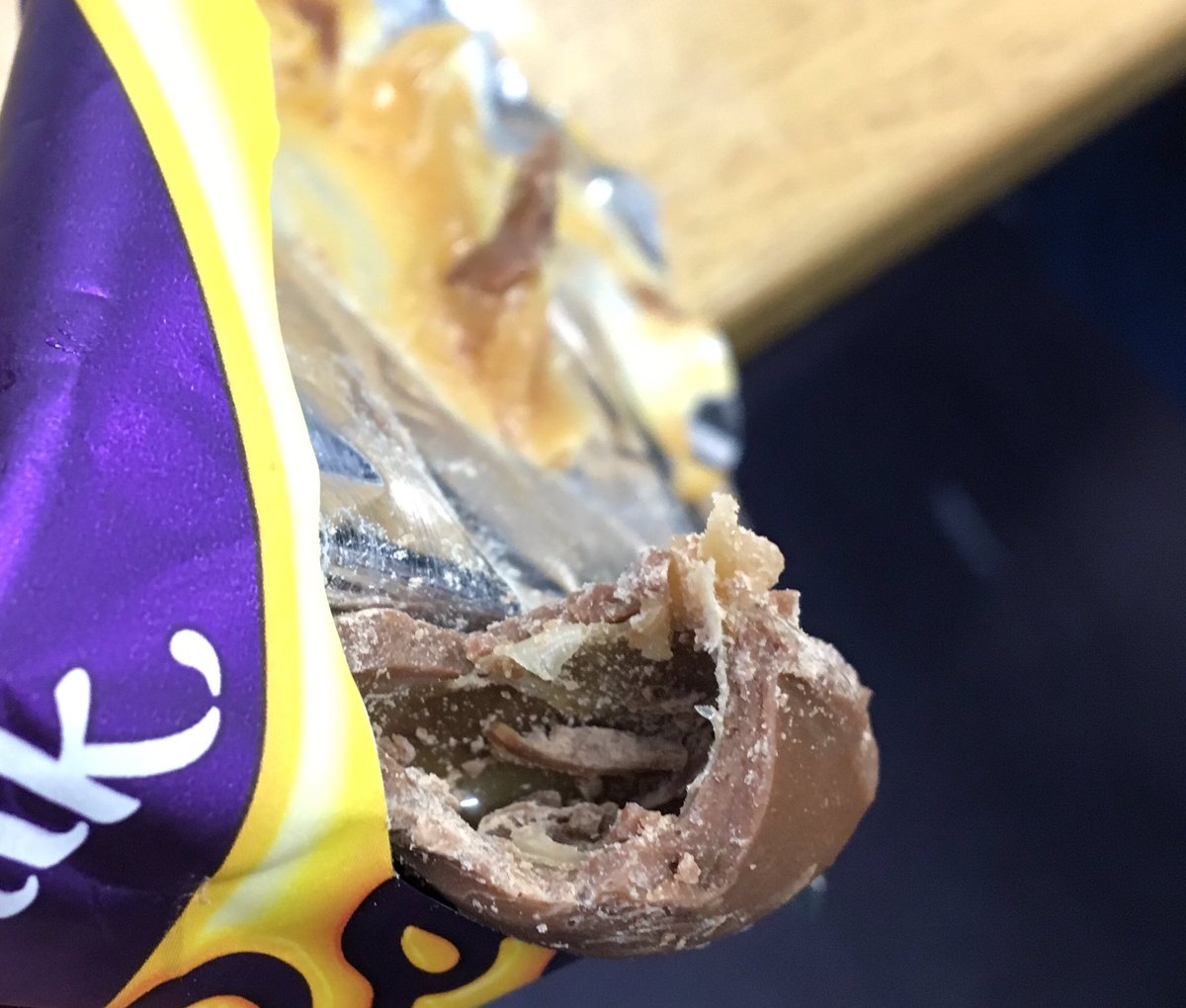LetsGoJoshy's tweet photo. Why is there nothing in there @CadburyUK 😫 https://t.co/2aodGGDuUt