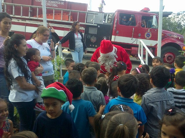 CeiUnet's tweet photo. VISITA DE SANTA CLAUS @ZonaEducTachira @MPPEDUCACION @SaIaTachira @SilvaEleazarL @rodulfohumberto @CDPculturatach @UNEToficial https://t.co/38JpEL0lMA