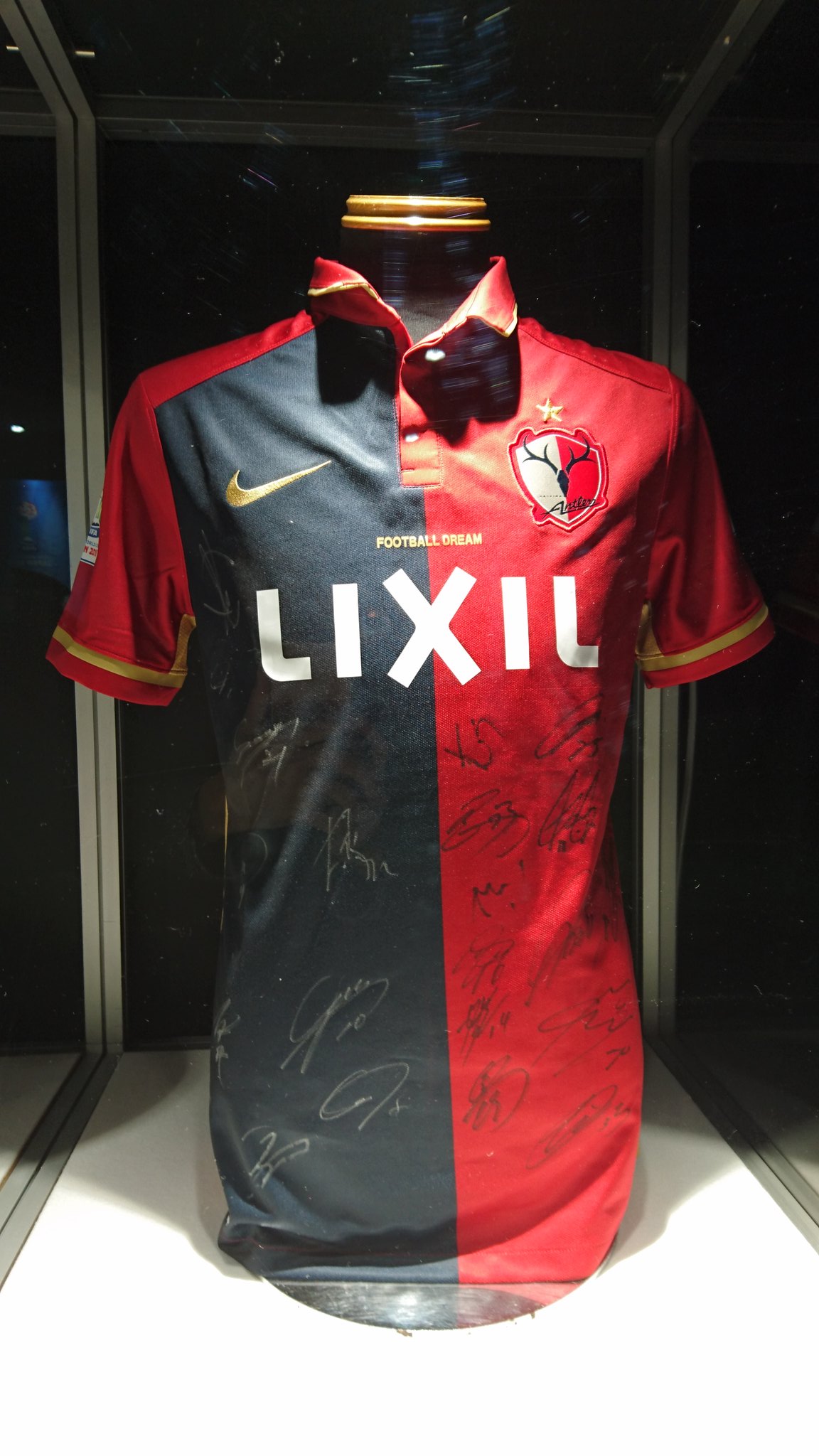 イーリス トロフィーとサインユニフォームの展示 鹿島とオークランドシティ ユニの袖に大会仕様のワッペンがついていました Clubwc クラブワールドカップ Antlers 鹿島アントラーズ Jのチカラを示せ T Co Bzm3evarc8 Twitter