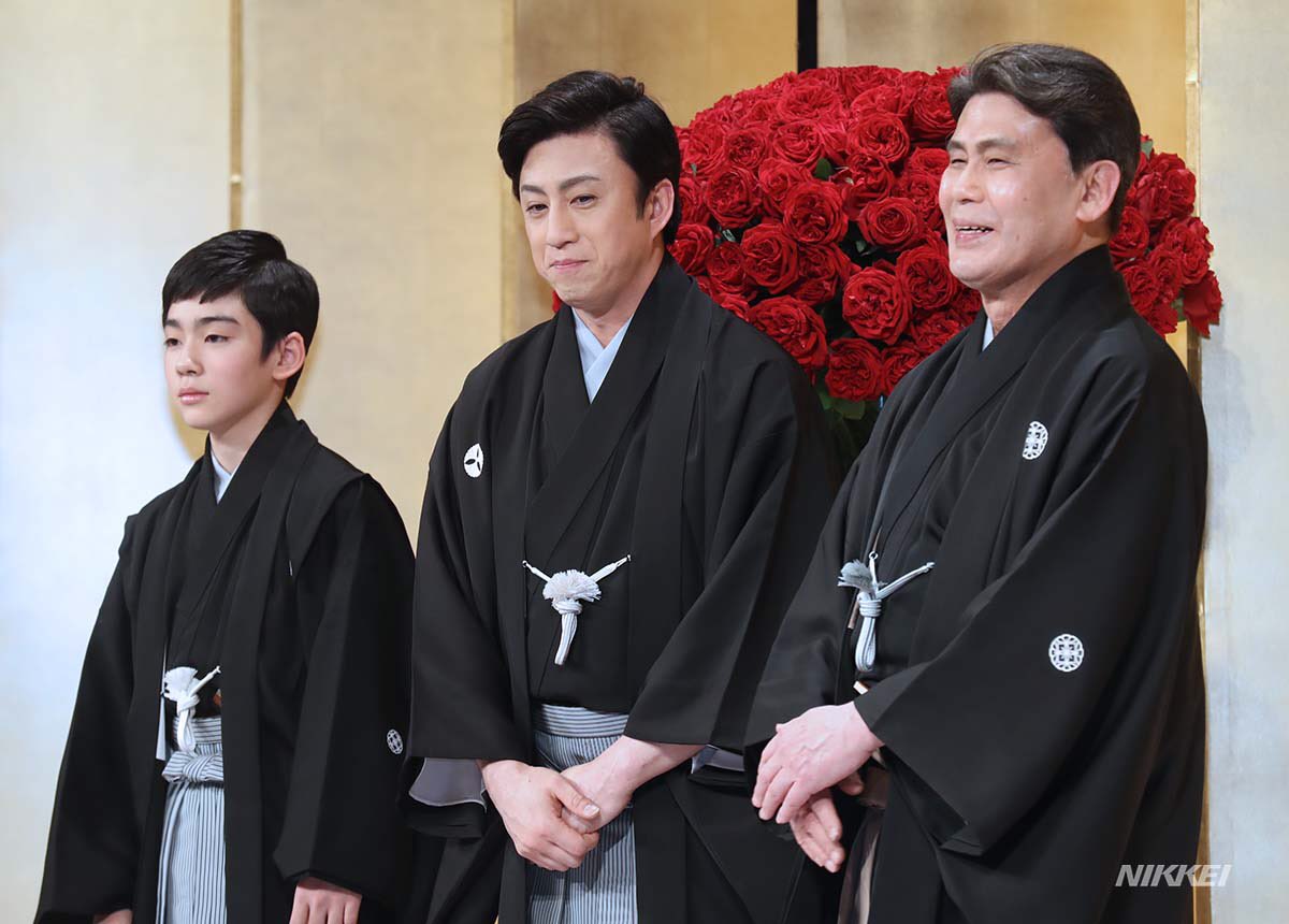 Twitter 上的 日経 写真映像 歌舞伎俳優の松本幸四郎さん 74 長男の市川染五郎さん 43 孫の松本金太郎さん 11 が18年 親子孫３代同時襲名することに 記者会見で幸四郎さんは３代襲名のタイミングは 神ってる と今年の流行語で喜びを語りました 健