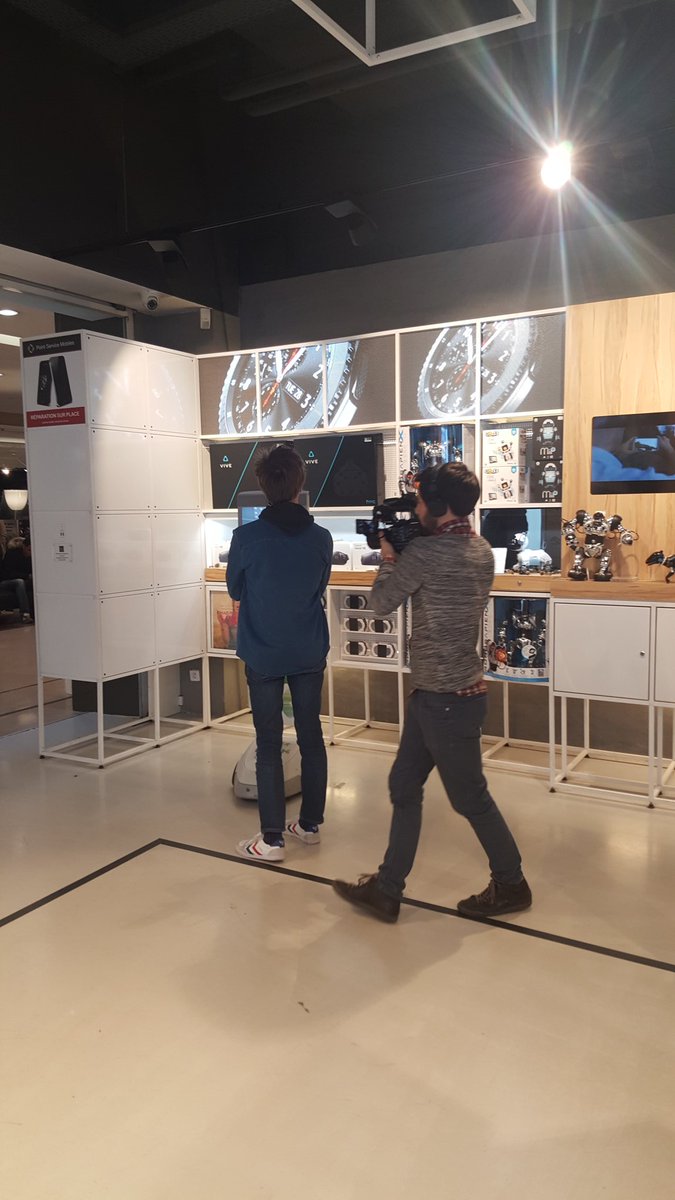 LICK_officiel's tweet image. [LICKLIVE] Ça tourne chez @LICK_officiel #Interview2.0 @13emeRUE #FuturIsNow