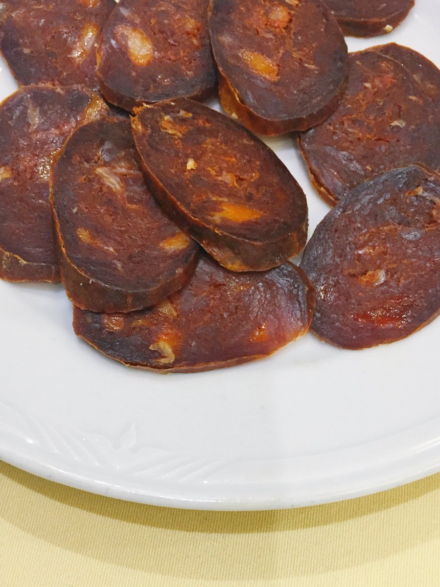 Cocido, carne guisada con patatas y conejo al ajillo. A <a href="/CruzBlancaValle/">Cruz Blanca Vallecas</a> se va con hambre o no se va. Como siempre, GRANDE <a href="/AntonioCosmen/">Antonio Cosmen</a>