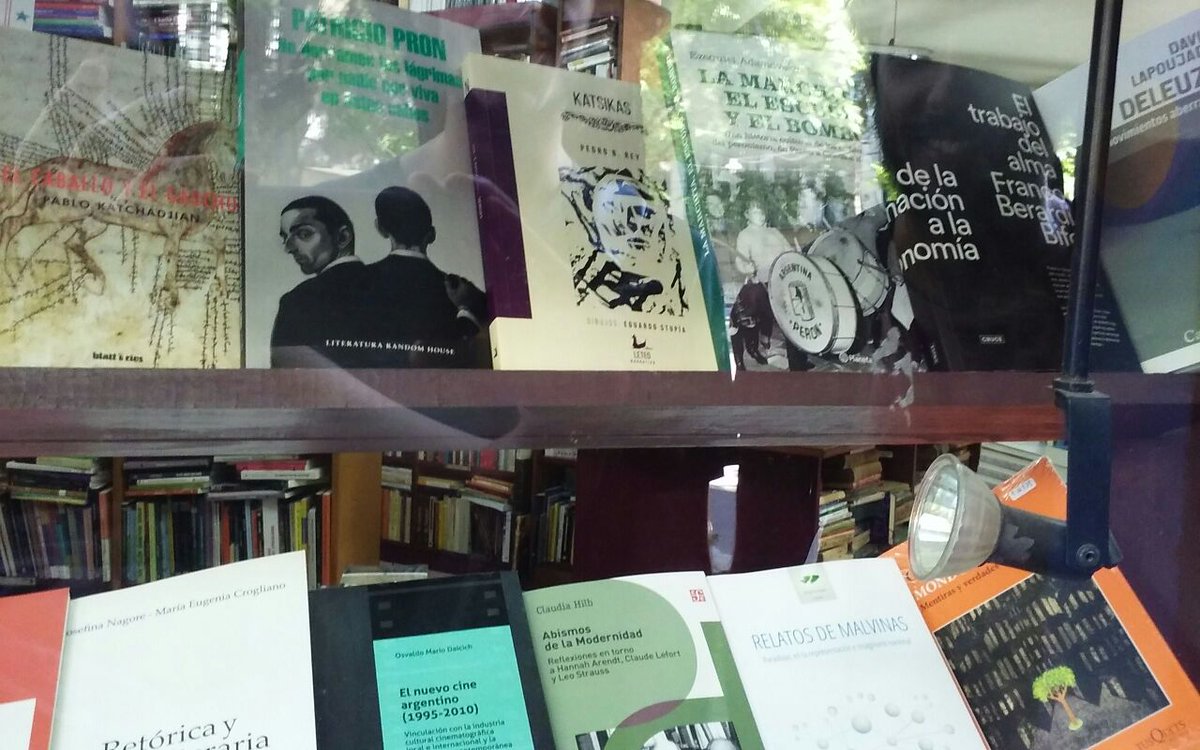 Miren qué lindo queda Katsikas en la vidriera de Gambito de Alfil !! (Puan y José Bonifacio).