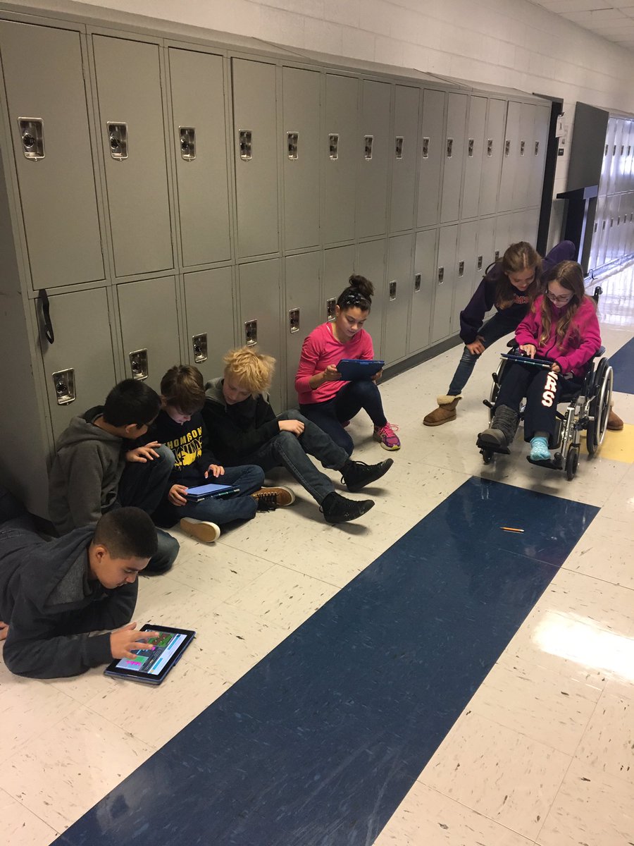 ms_andreamarra's tweet photo. Coding in the halls! #thompsonjags #scpshourofcode https://t.co/W18sEh6Q9X