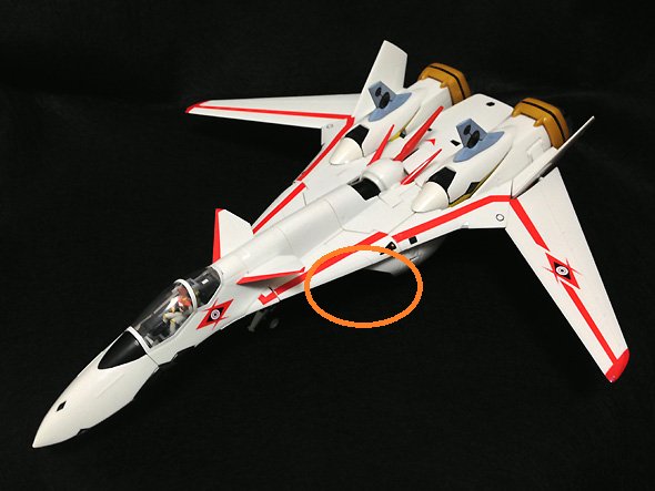 Sieru スカイ 空の友人 Auf Twitter Yf 19とvf 19a系列はね ココ 画像1枚め 赤丸の部分 インテーク前の主翼 胴体のストレーキ ココがね すっごいスケベなのよ Vf 19c型以降のvf 19e 系列やvf 19改やvf 19pはココが痩せちゃってて微妙なのだ T Co