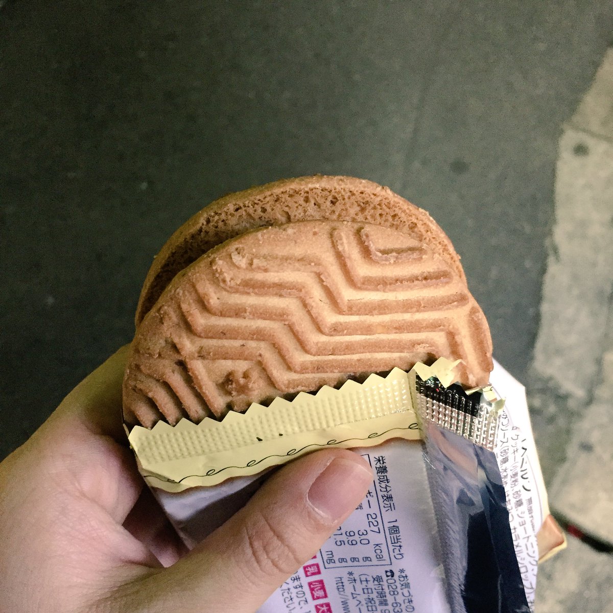 Undine_Canzone's tweet photo. あげ忘れアイス🍦

正直あんまり覚えてない😉

美味しかった記憶はある！

クッキーがなかなか香ばしくて、はちみつソースの香りも良かった記憶

#ハニーミルクアーモンドサンド #アイス https://t.co/5UR0VBukBk