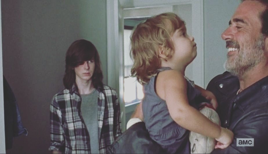 Fans_twdespa's tweet photo. Que nervios :s

#TheWalkingDead
#Negan
#CarlGrimes
#JudithGrimes https://t.co/W34JPnWRo0
