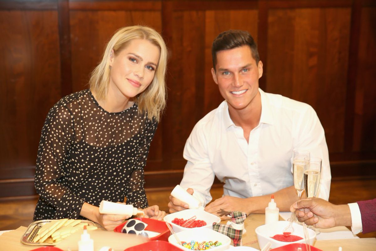 HoltSourceFR's tweet photo. #EVENT Claire était au  Brooks Brothers Holiday Celebration With St. Jude Children’s Research Hospital à Beverly Hills le 03/12/2016. https://t.co/ImsWd9jBgF