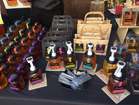 Recordad que este domingo, 11 de diciembre, nuestras mieles naturales vuelven al #MercadodelasArmas. 🍯🍯 Ven a probarlas 🍯🍯