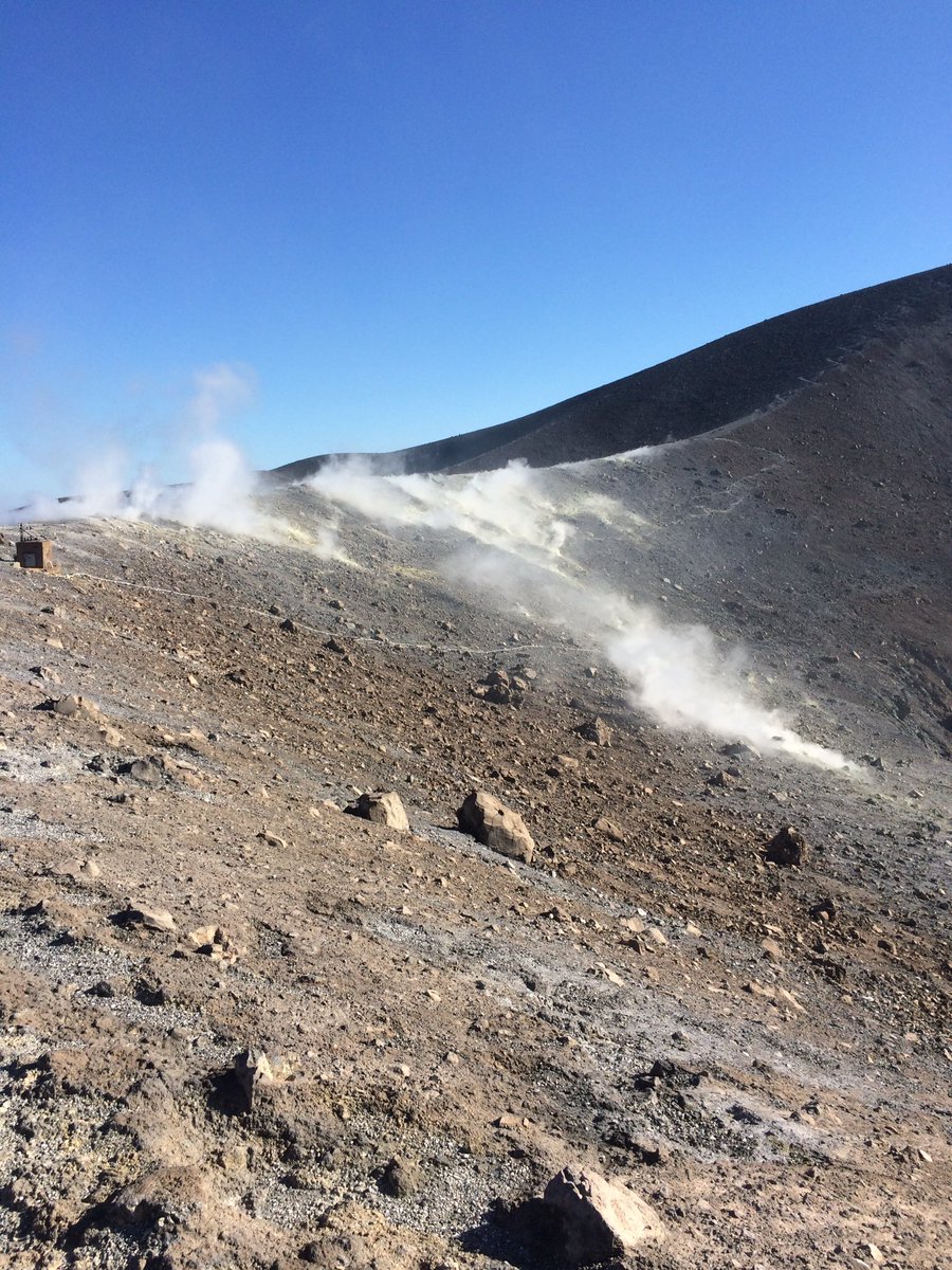 hxgeo's tweet image. Fabulous day @ vulcano island #crater #sulphur #fumaroles #gft #geologyrocks