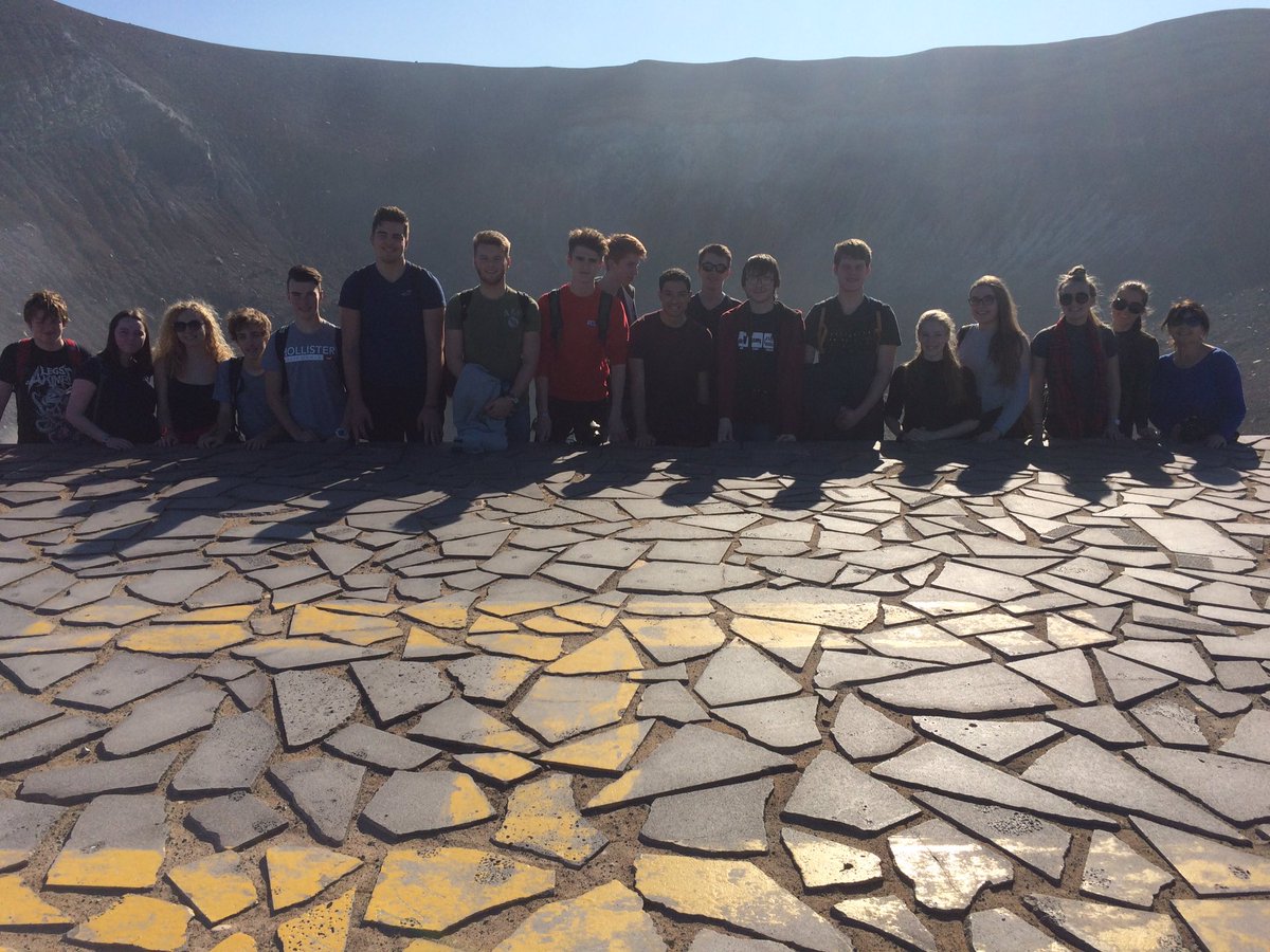 hxgeo's tweet image. Fabulous day @ vulcano island #crater #sulphur #fumaroles #gft #geologyrocks
