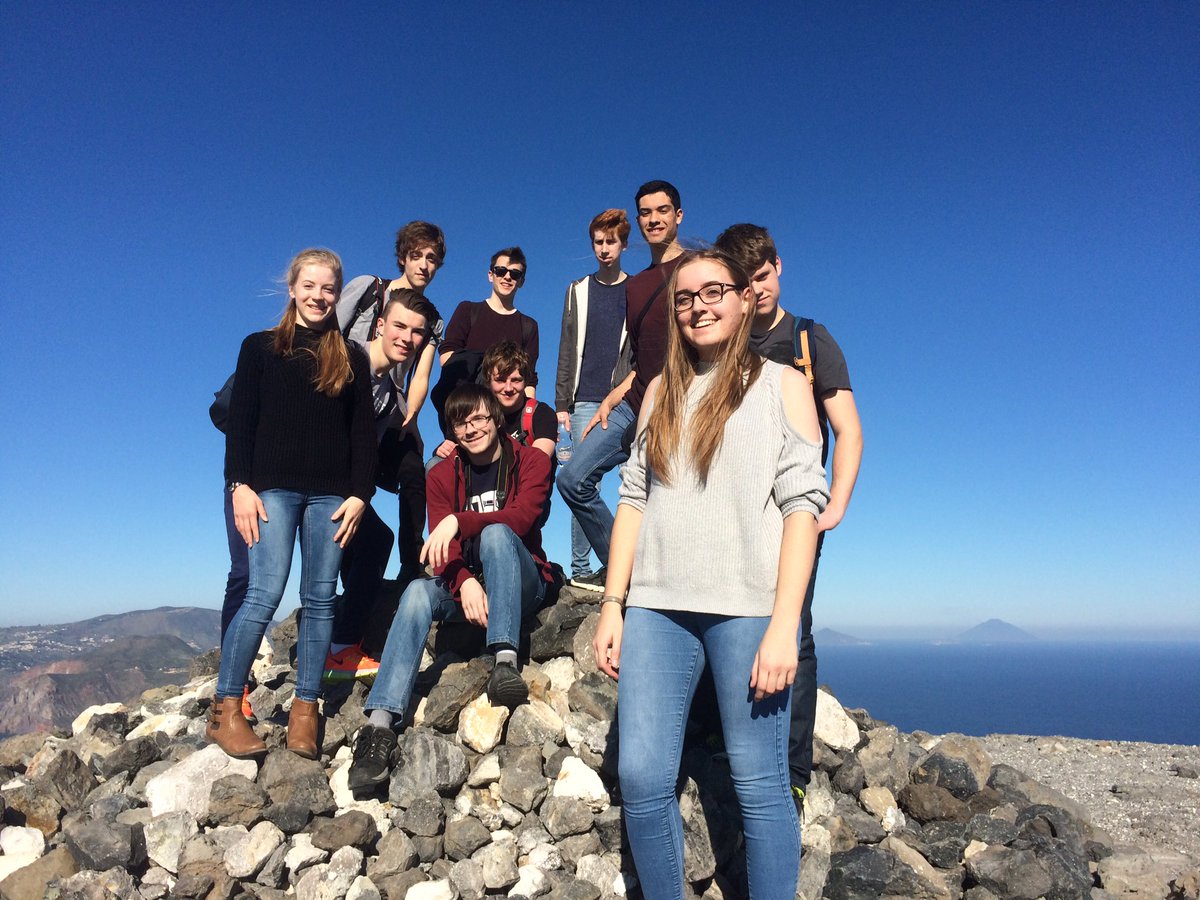 hxgeo's tweet image. Fabulous day @ vulcano island #crater #sulphur #fumaroles #gft #geologyrocks