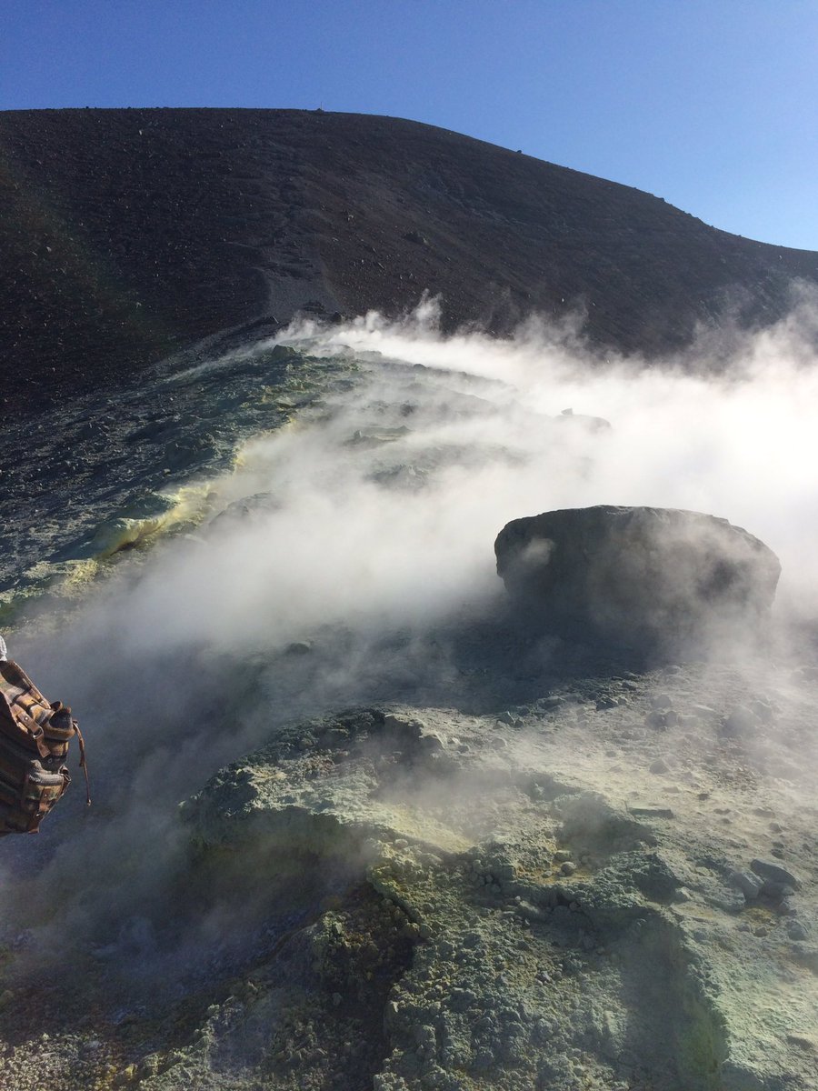 hxgeo's tweet image. Fabulous day @ vulcano island #crater #sulphur #fumaroles #gft #geologyrocks