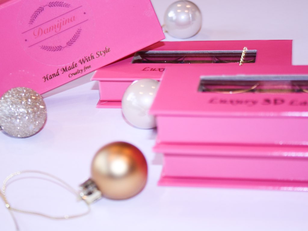 Damijina's tweet photo. It's Christmas time ! Pink and gold boxes 🎀✨ The finest lashes to complete an elegant make up! 👀✨ #christmasgifts #christmastime #eyelashes https://t.co/l5LUpf9JWi