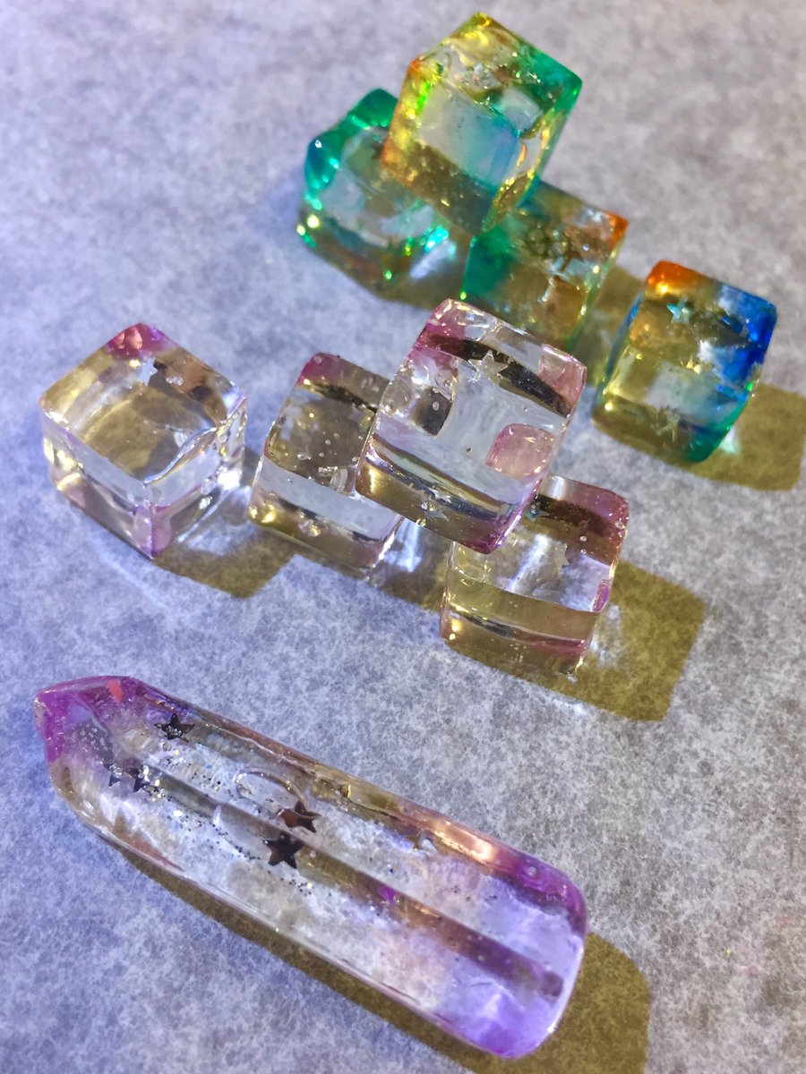O Xrhsths こなつむり創作アカ 粘土 レジン Sto Twitter 透明ピンクの顔料が無い話をしていた件で 色付きレジンを オススメしていただき 手始めに ぶっちゃけ セリアの色付きレジンで ピンクと 紫で着色した キューブと 鉱石やってみたの いわゆるシャボン玉レジン