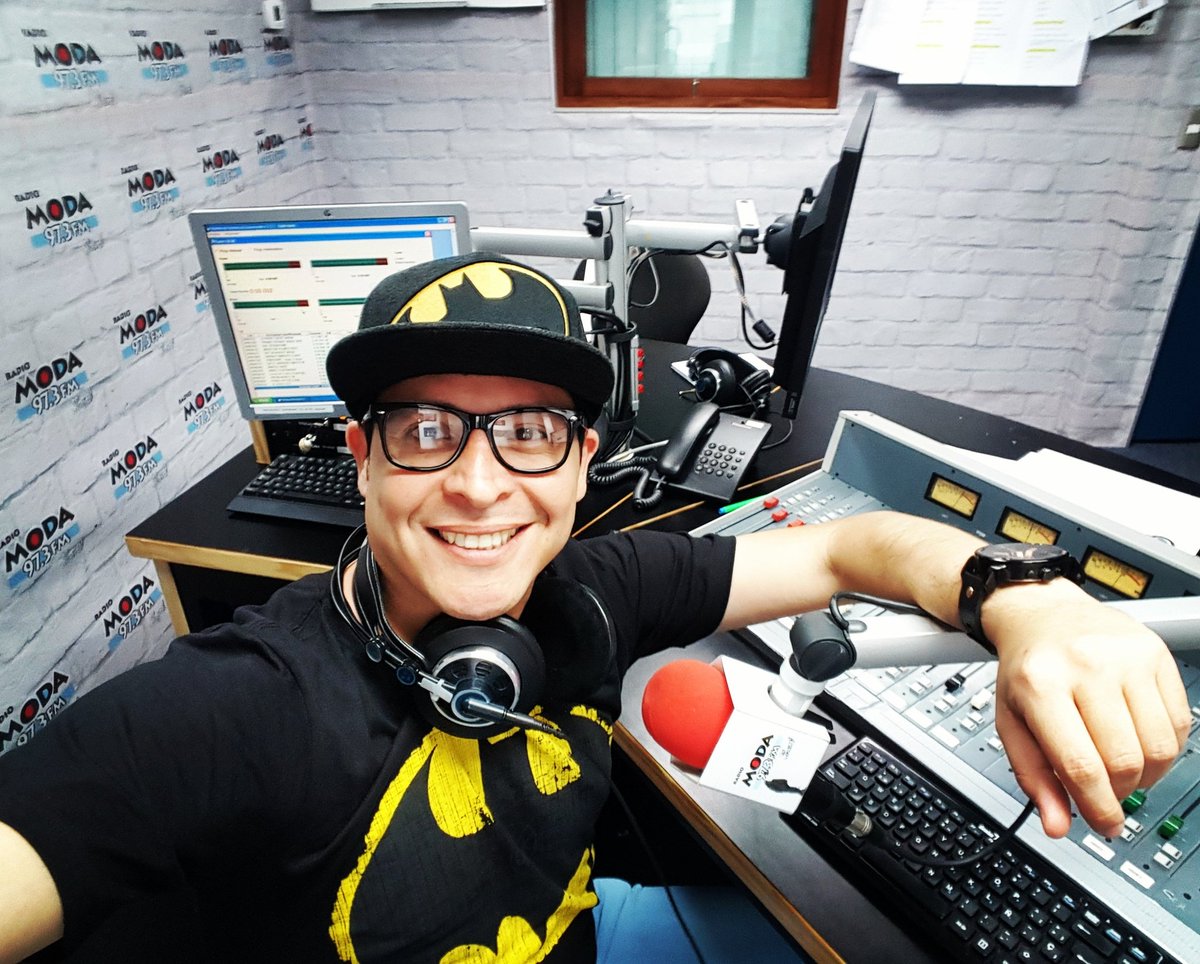 carlonchodemoda's tweet photo. Hoy es un día especial, quisiera recibir miles de saludos (más que en mi cumple) Saludos a mis hermanos de @ModaFM #FelizDíaDelLocutor https://t.co/8VNyFqXjBM