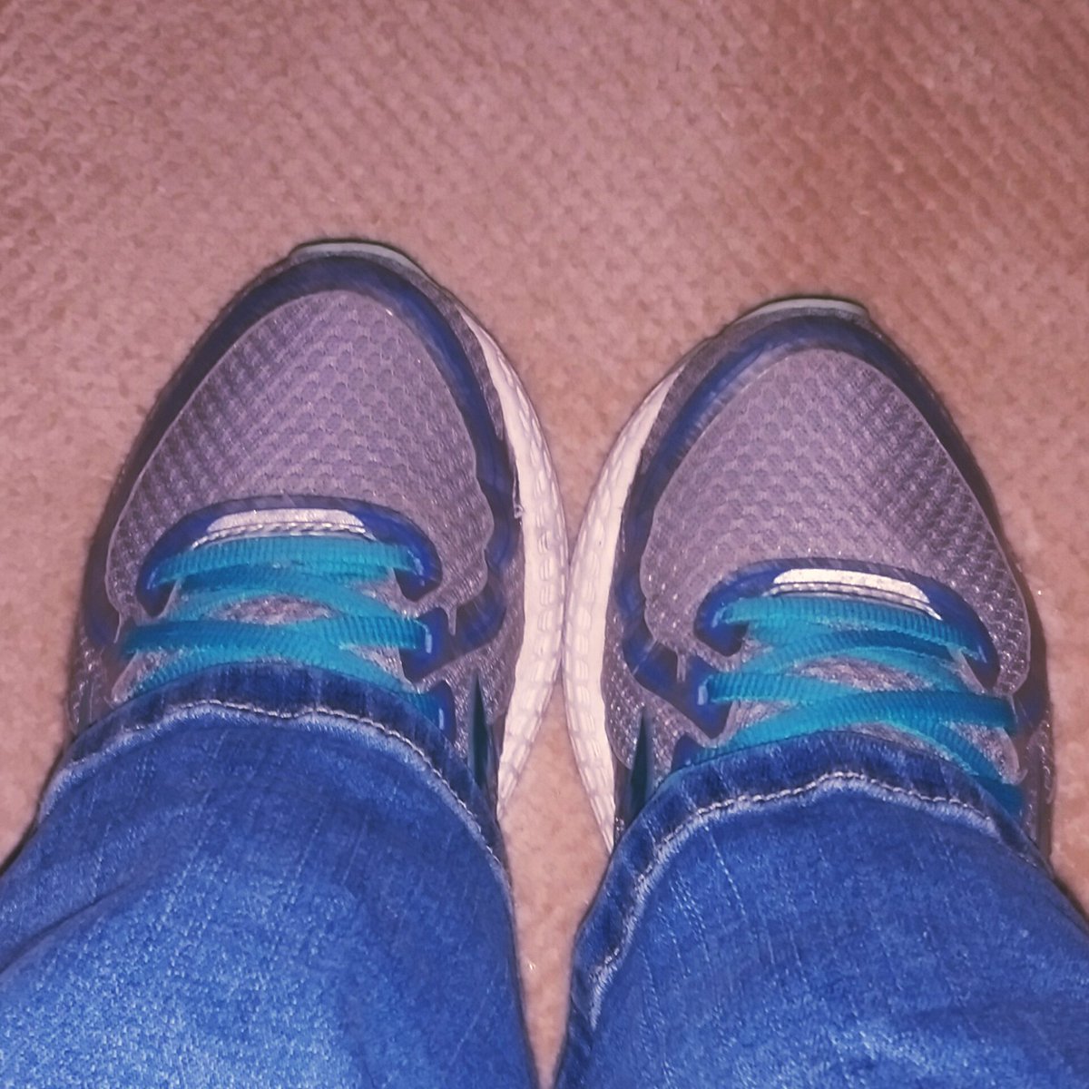 TheCatharinaBee's tweet image. Alright, I'm calling it.  It's officially winter.

#nomoreflipflops #snow #defeat