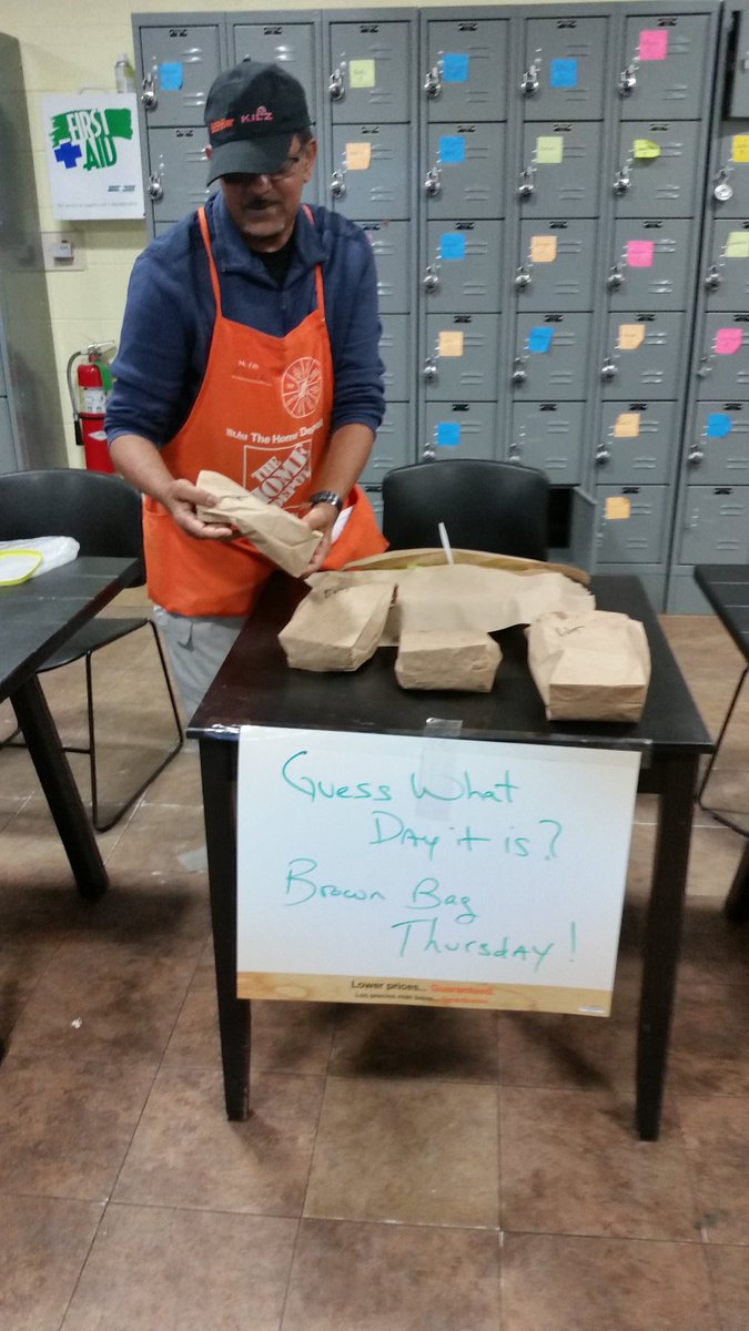 PamelaHRG's tweet photo. Guess what day it is? It's brown bag Thursday. Would you like a ham, turkey, or bologna sandwich? #store1216 https://t.co/pqQ4vZwPUz