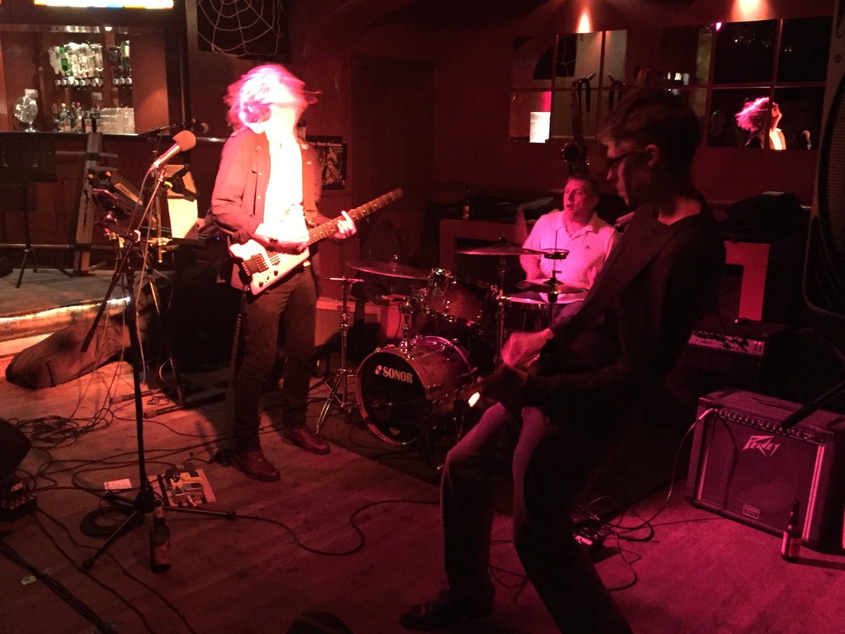 chatnmeetcoffee's tweet image. #Music #Localtalent playing at #RedRoom carrying on what started here in #Ealing with so many others before! #Great #heritage #DeerChaser🎼🎤🎧