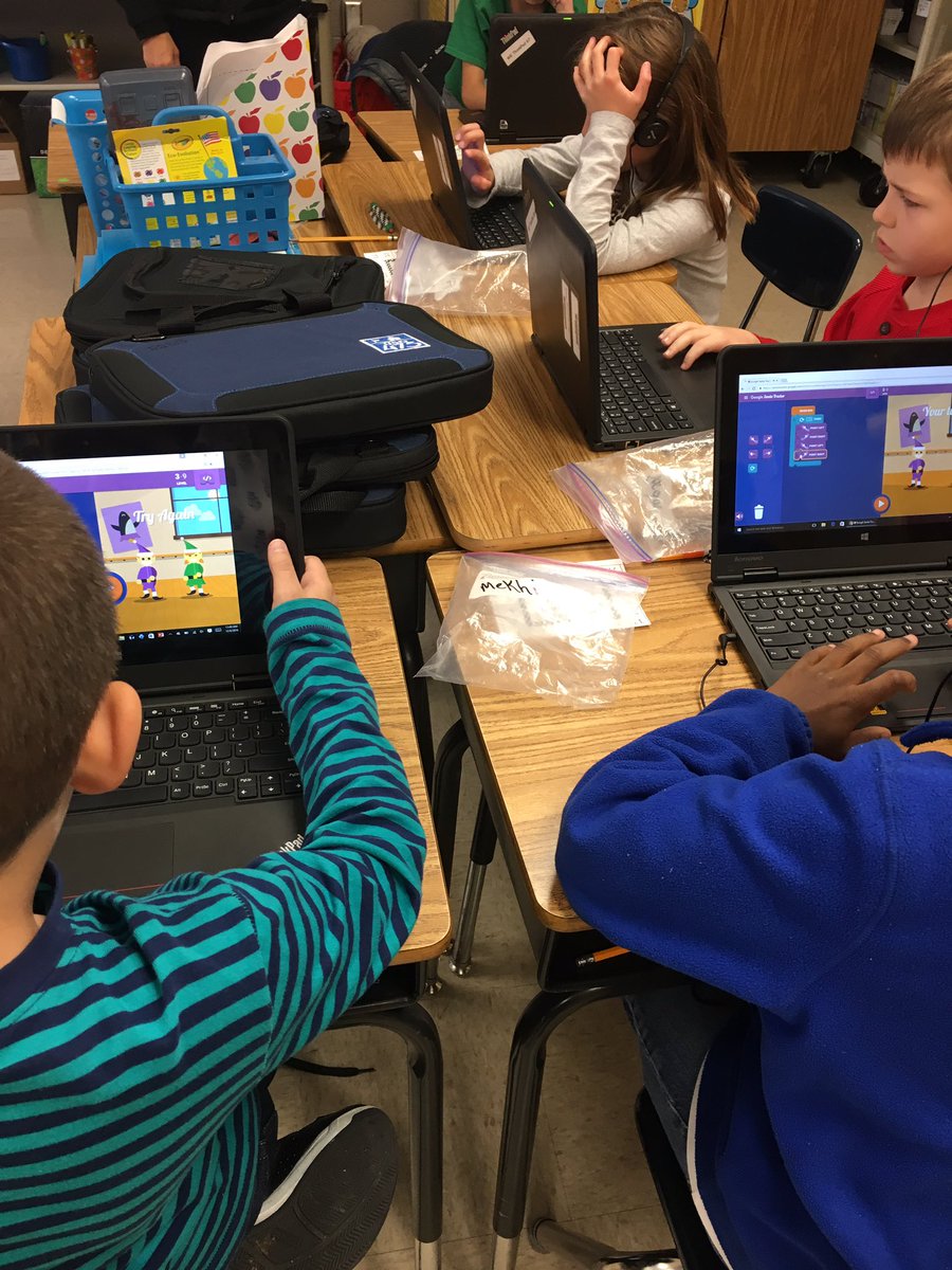 reesadarby's tweet photo. Christmas coding in room 12! #code475 #wwwildcatwin https://t.co/anrXCR2TJm