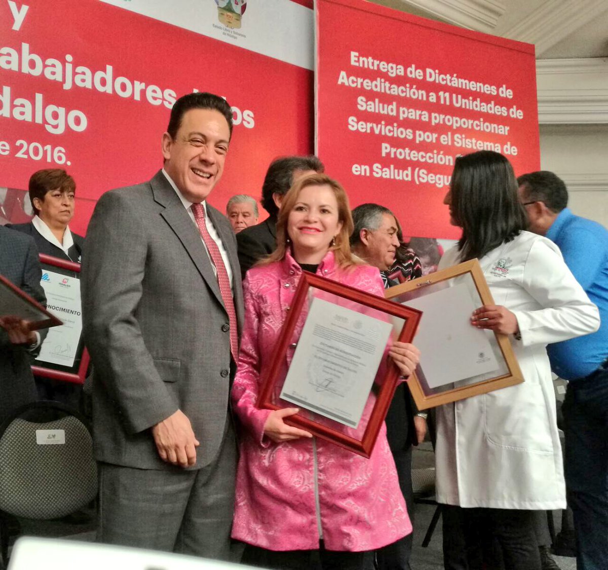 omarfayad's tweet photo. Hago entrega de Dictámenes de Formalización y Acreditación a Trabajadores de @Salud_Hidalgo y Unidades de Salud. https://t.co/aqZOFzCPlk