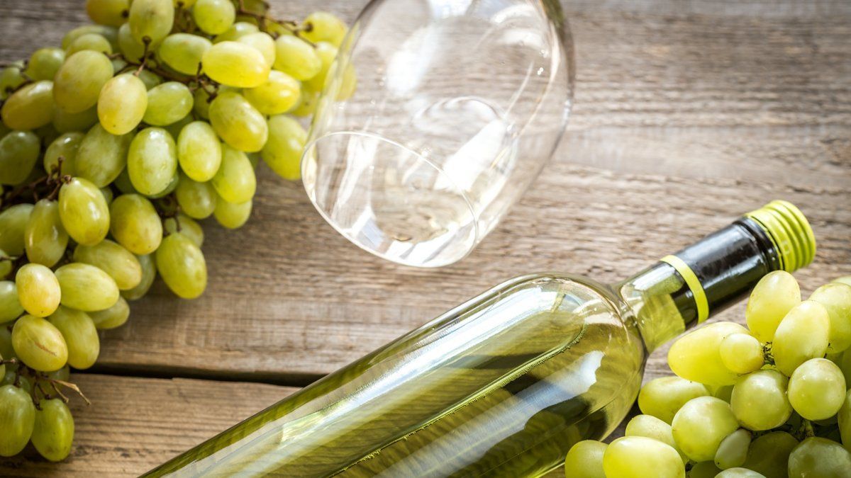 StylistMagazine's tweet photo. 13 white wines that aren't Chardonnay, Pinot Grigio or Sauvignon Blanc https://t.co/TNhjCP4kx2 https://t.co/Kw1ugMzNzI